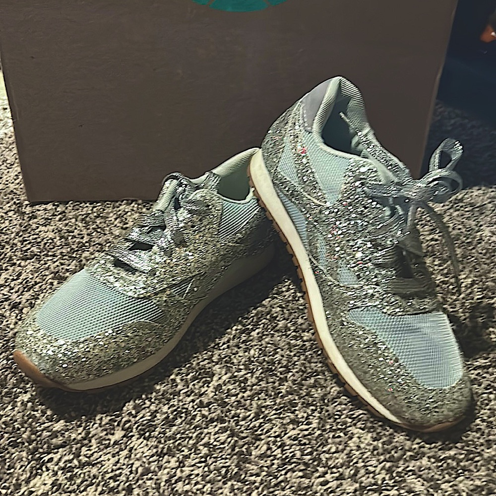 Ladies tennis shoe